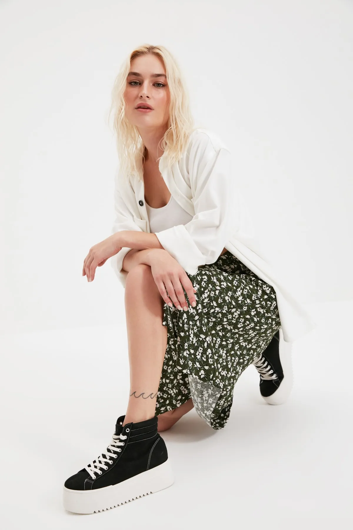 Trendyol Collection  Khakifarbener Midi-Webrock mit Schlitz und Blumenmuster aus Viskosestoff TWOSS20ET0230