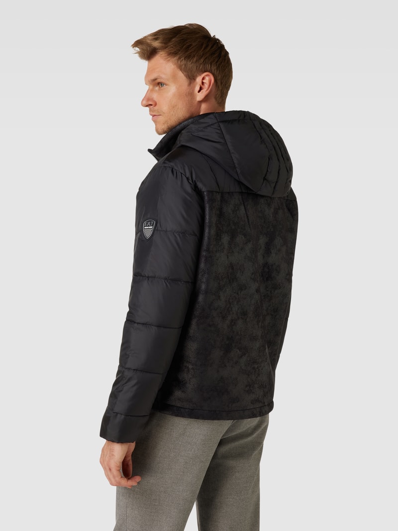 Jacke mit Kapuze in schwarz