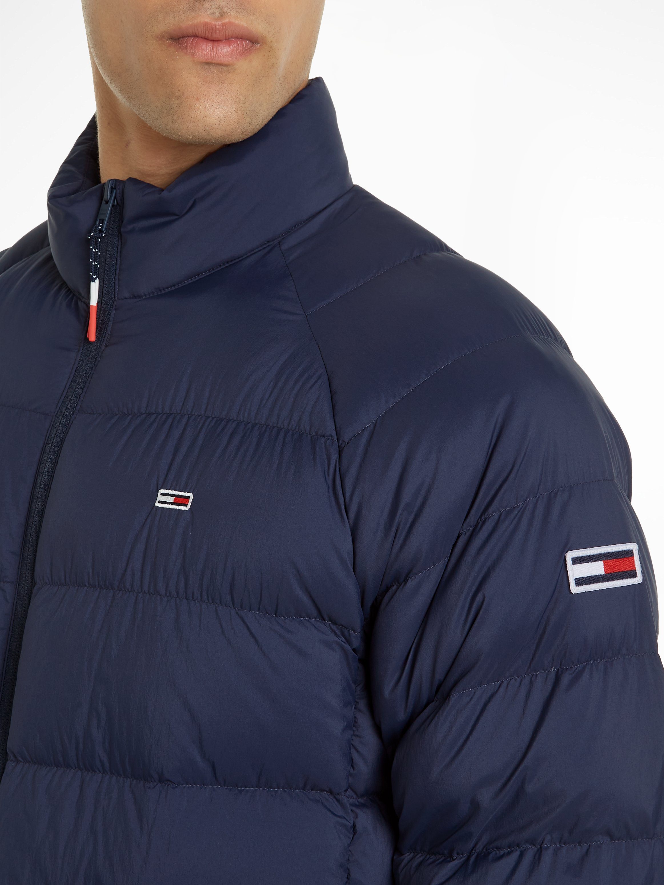 Tommy Jeans Daunenjacke TJM LIGHT DOWN JACKET mit Logostickerei