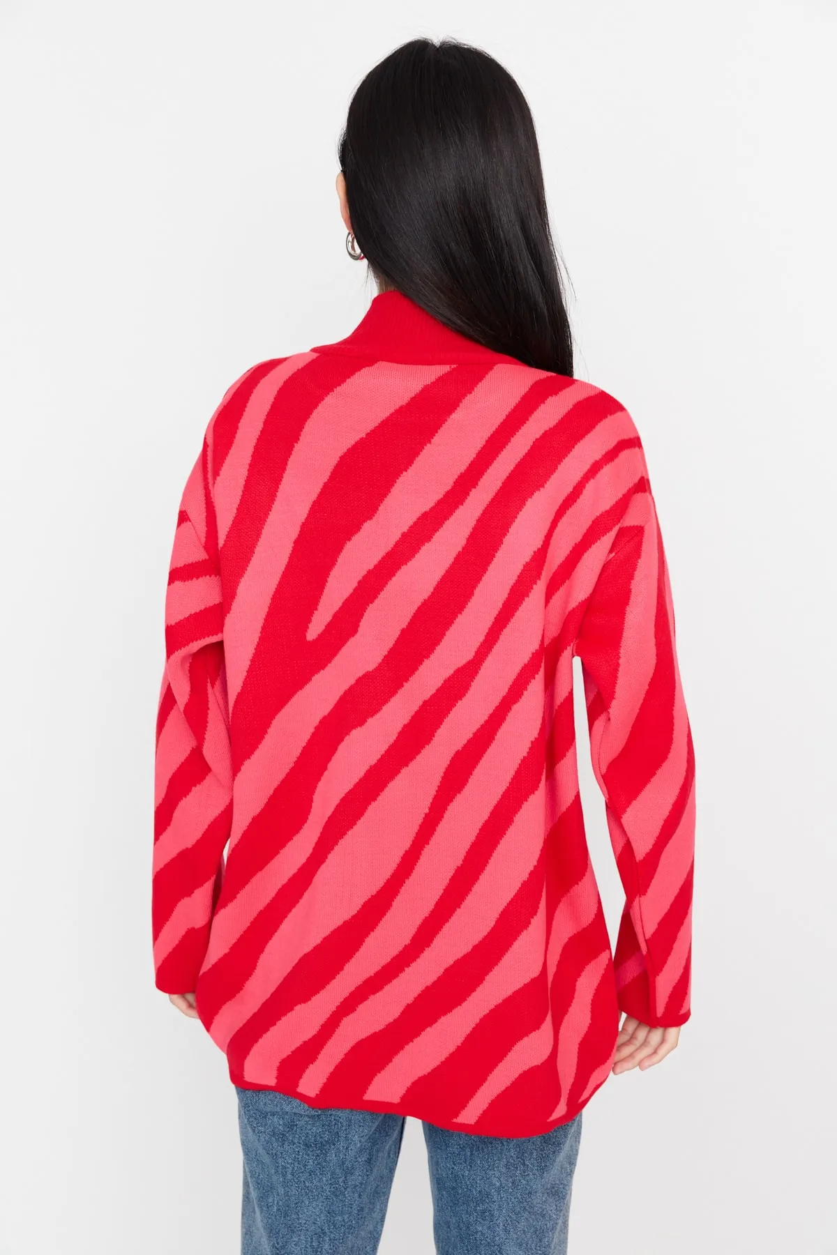 Trendyol Modest  Rot-rosa Strickpullover mit Tierstreifenmuster TCTAW23KZ00066