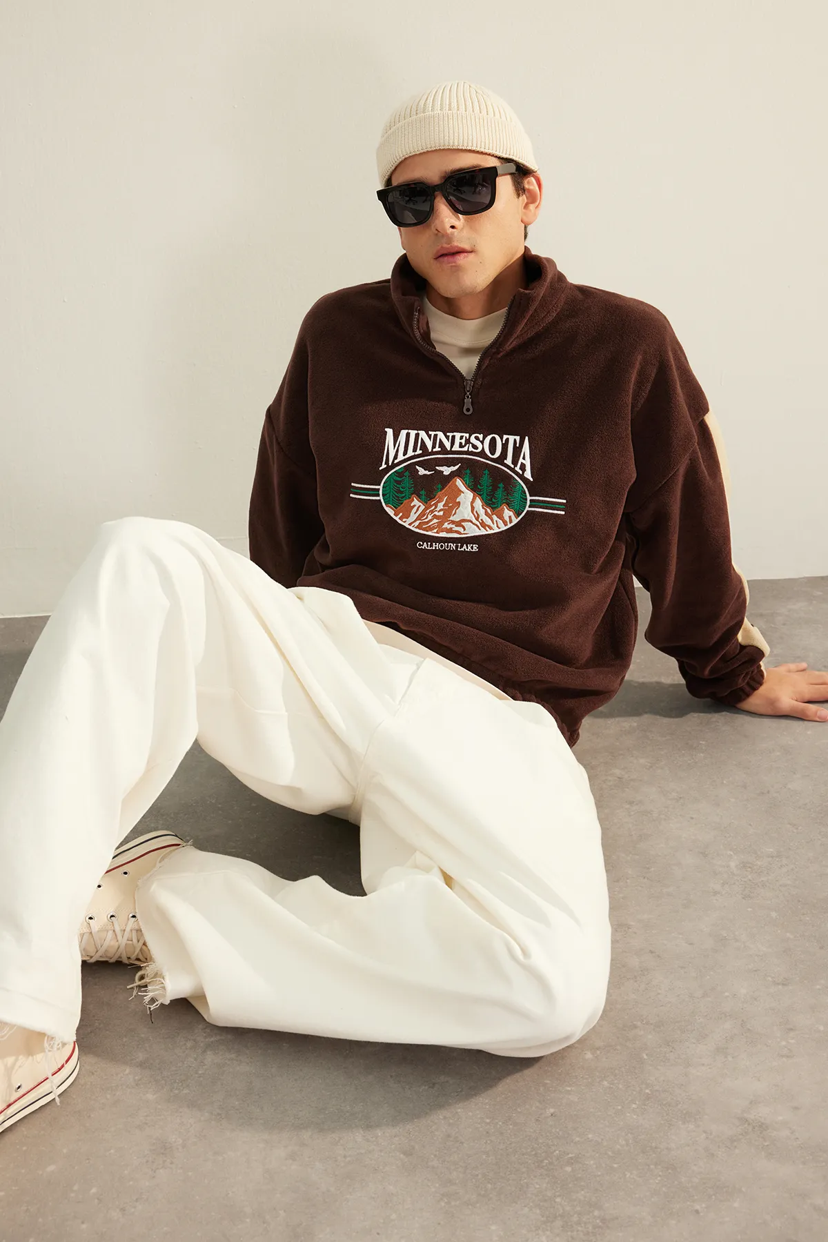 Trendyol Collection  Braunes Unisex-Sweatshirt aus Fleece mit City-Stickerei in Übergröße/weitem Schnitt und Stehkragen TMNAW24SW00034