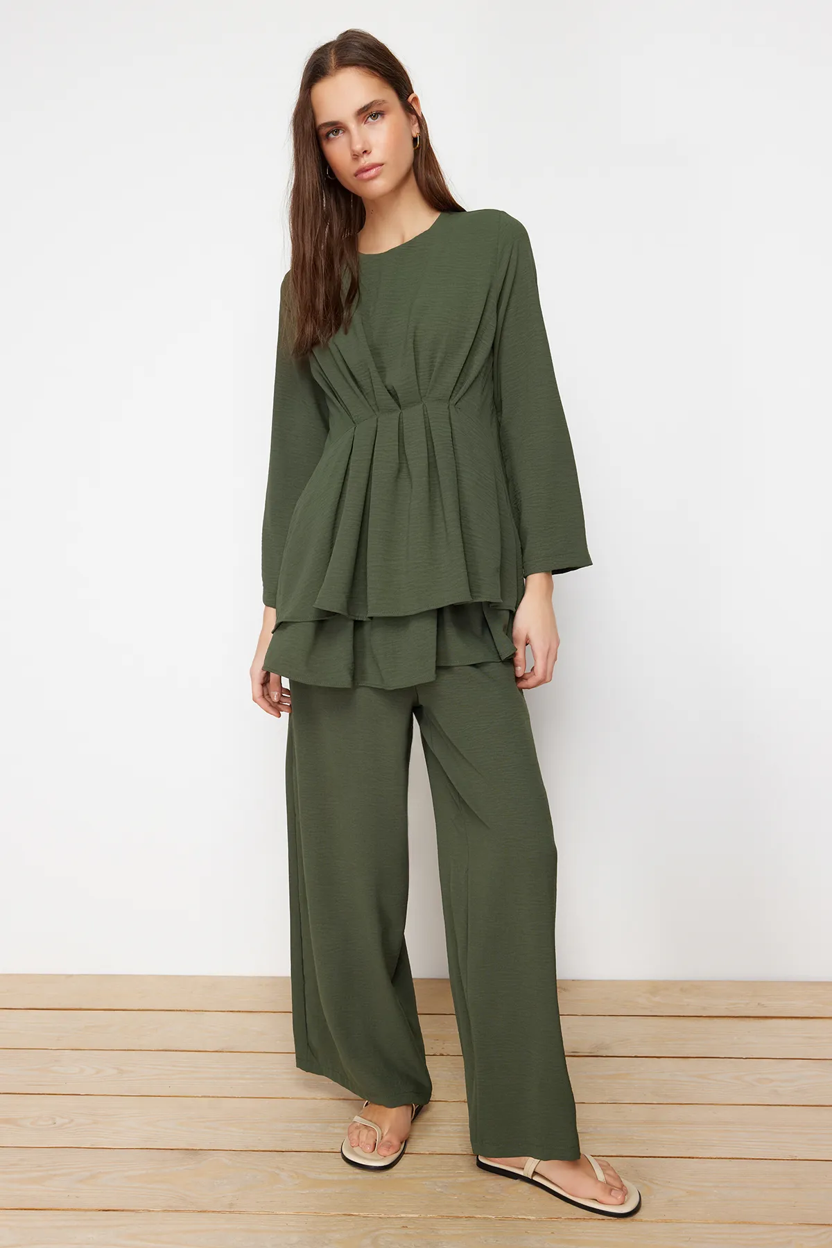 Trendyol Modest  Khakifarbenes Aerobin-Tunika-Set mit Kordelzug und Hose aus gewebtem Unterteil und Oberteil TCTSS24US00009