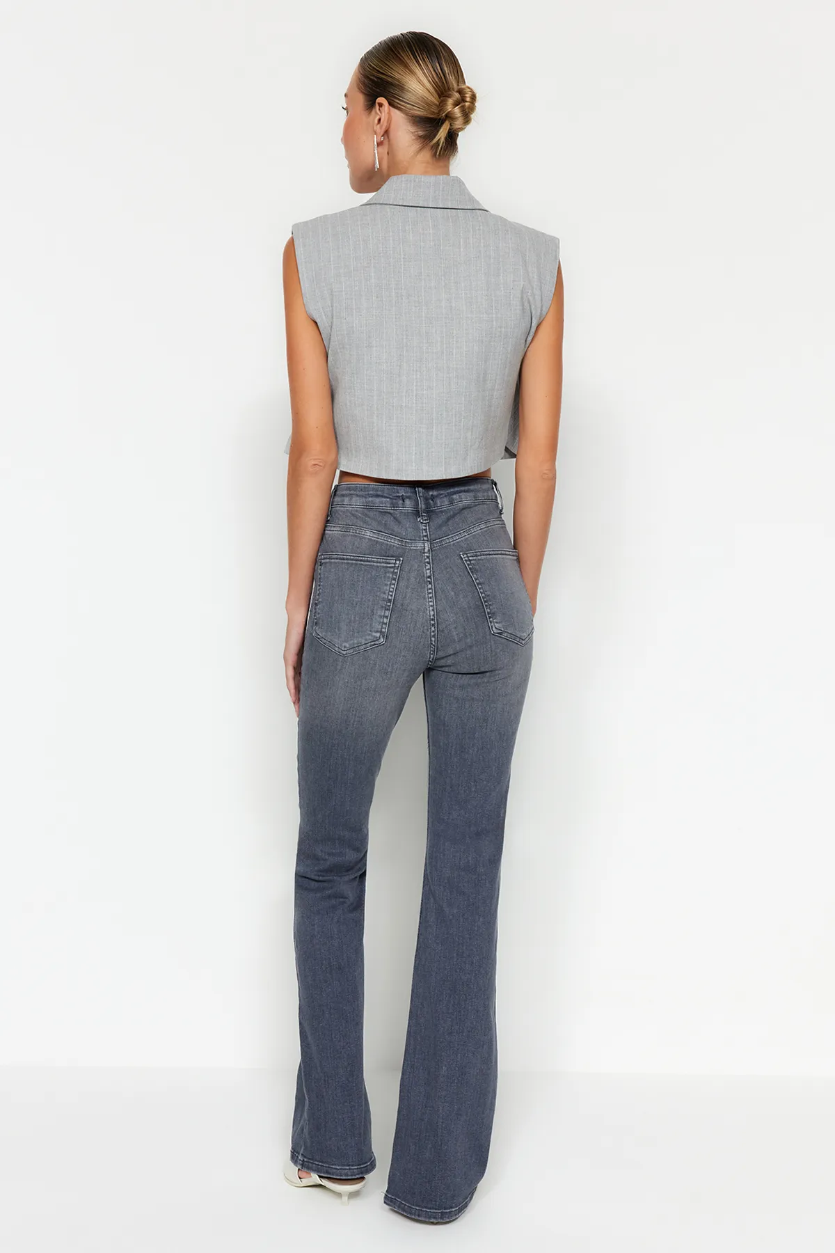 Trendyol Collection  Graue Schlagjeans mit hoher Taille TWOAW24JE00143