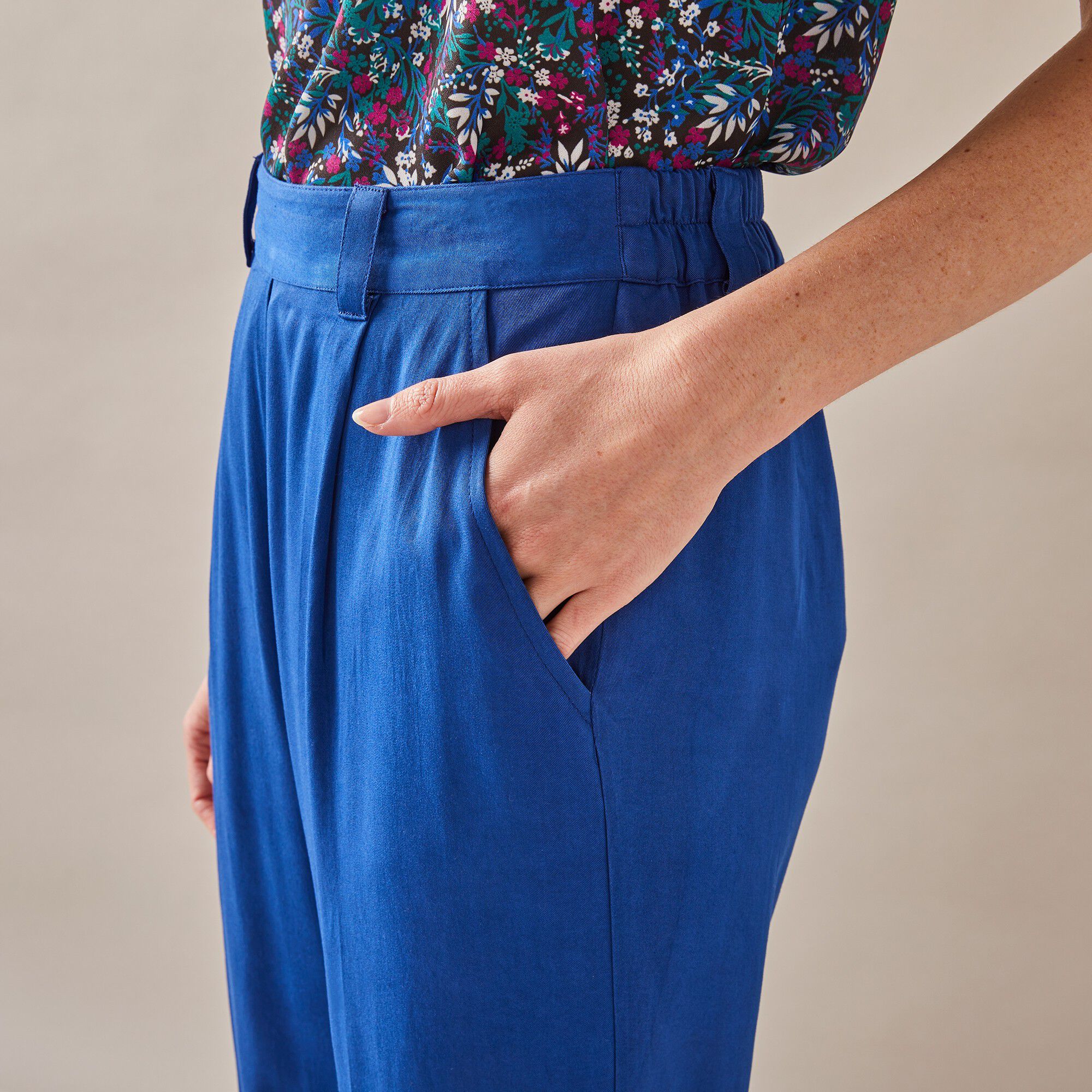 Pantalon fuselé uni ceinturé