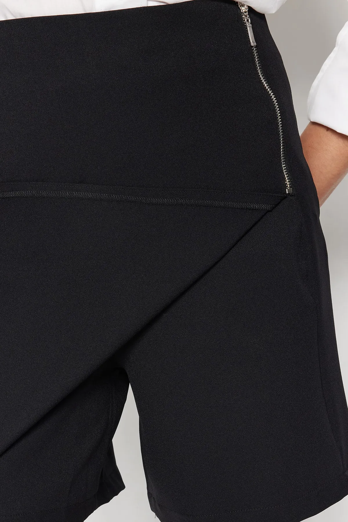 Trendyol Collection  Schwarzer, gewebter Shorts-Rock mit Reißverschluss und detaillierten Details TWOSS20SR0139