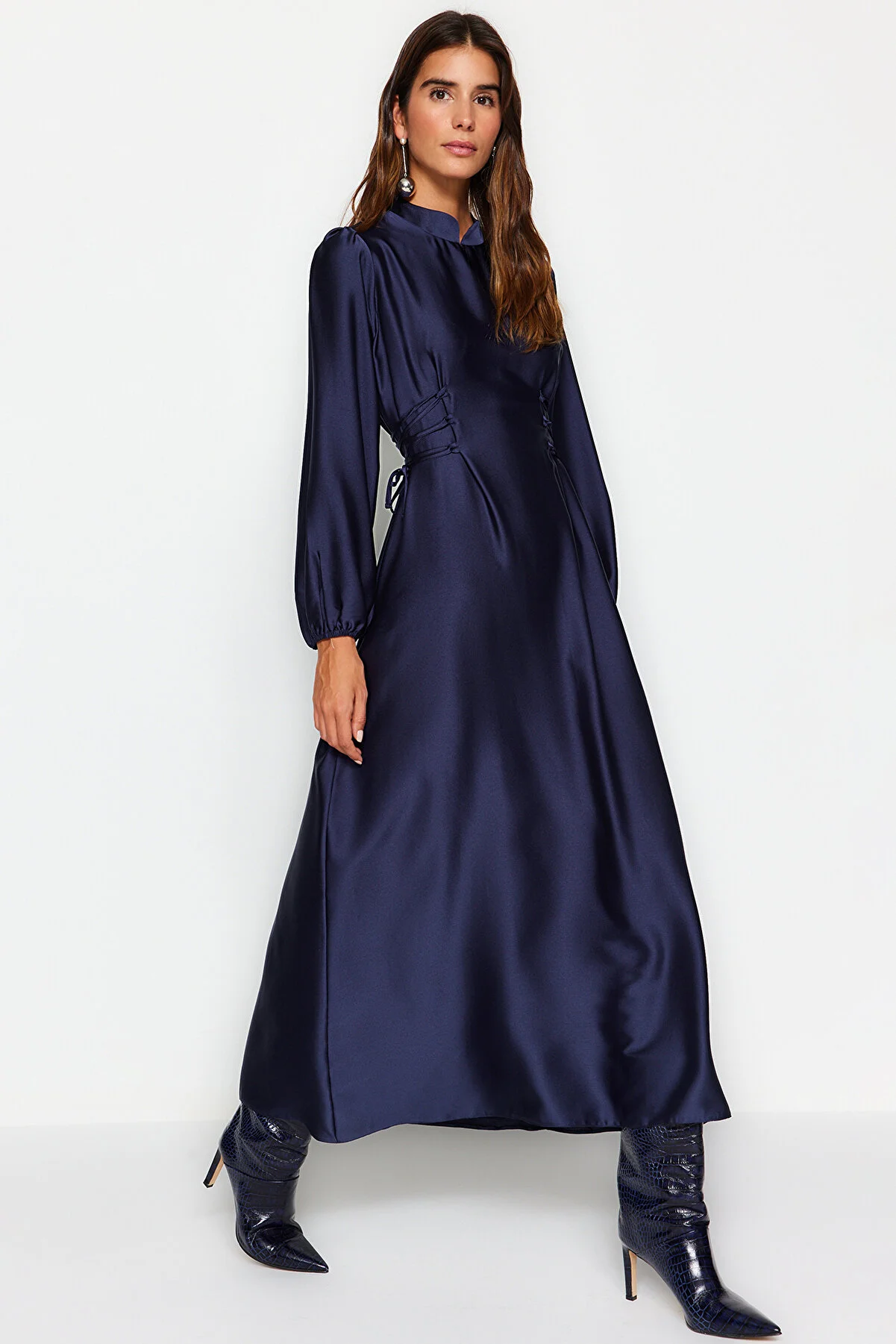 Trendyol Modest  Marineblaues Abendkleid aus Satin mit Taillengürtel TCTSS23DB00037