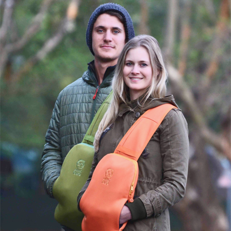 Snugbud Classic orange/blauer Rucksack mit Wärmflasche