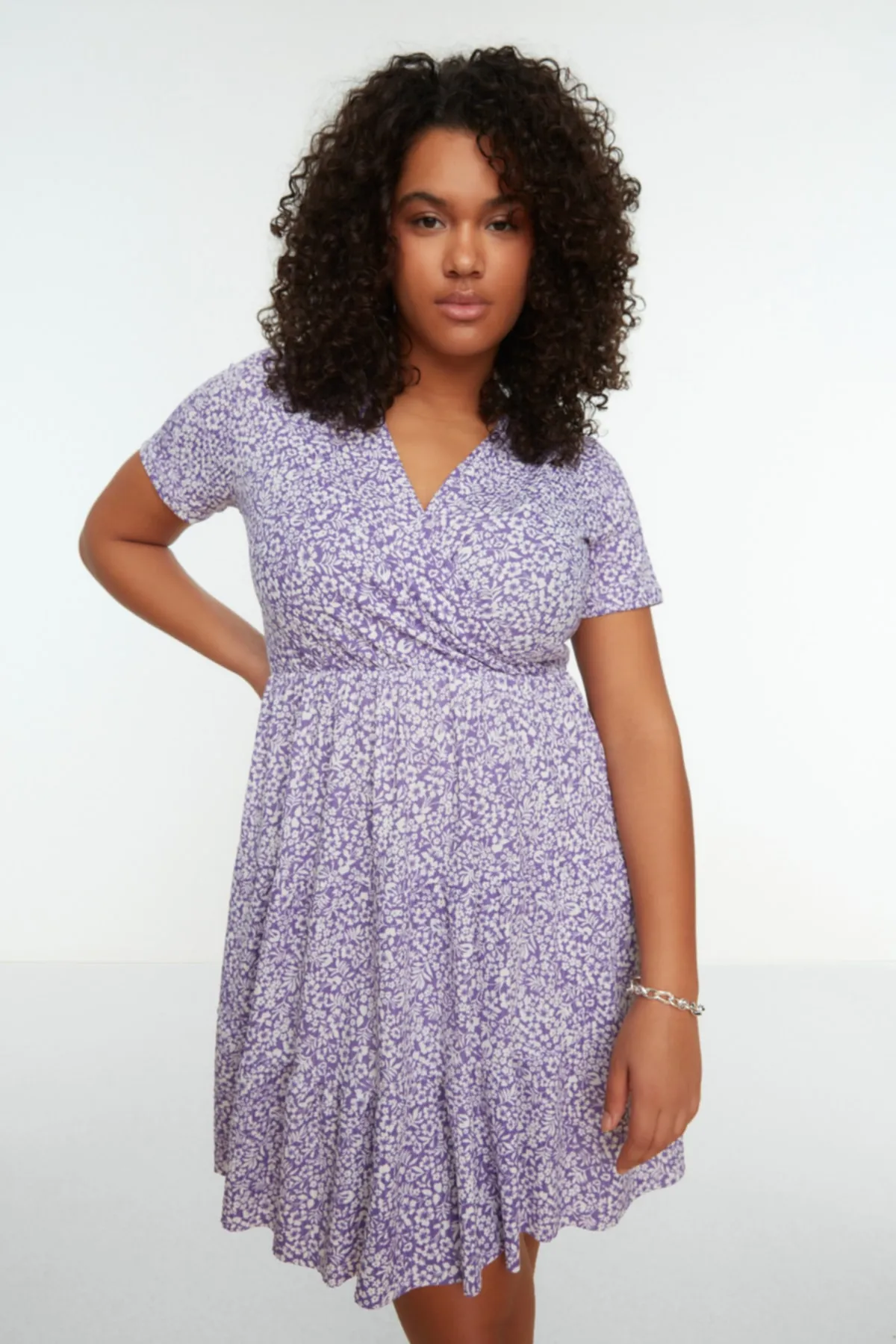 Trendyol Curve  Lilafarbenes Strickkleid mit V-Ausschnitt und Blumenmuster TBBSS22EL1638