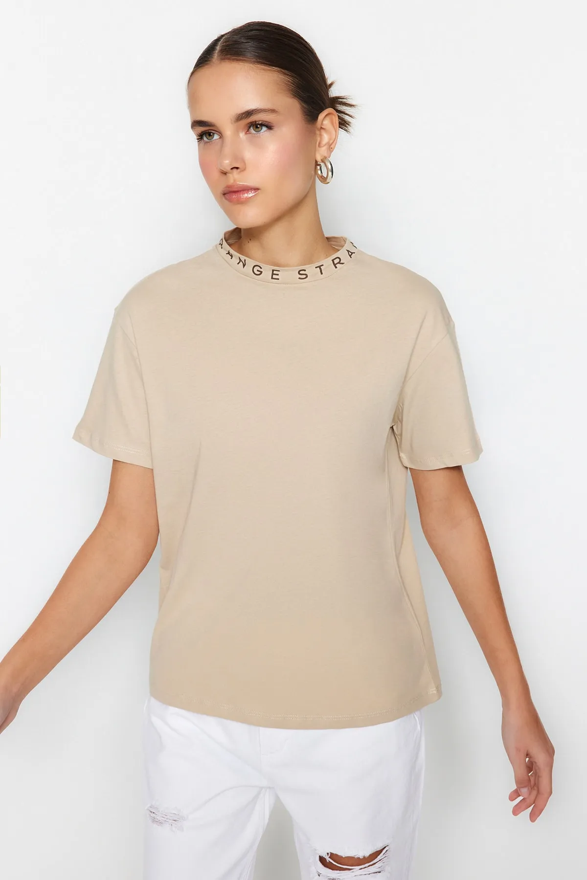 Trendyol Collection  Basic-Strick-T-Shirt mit Stehkragen aus 100 % Baumwolle mit Slogan-Print in Stone TWOAW20TS0099