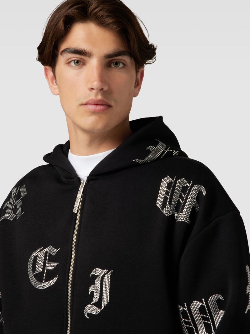 Sweatjacke mit Label-Details aus Strasssteinbesatz in schwarz