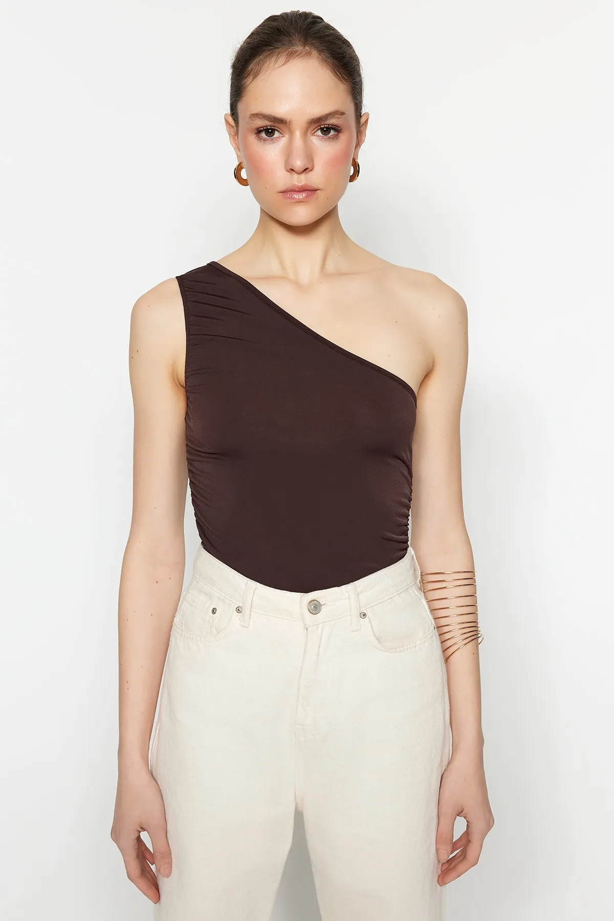 Trendyol Collection  Braune, detaillierte, taillierte, dehnbare One-Shoulder-Strickbluse mit Raffung TWOSS21BZ0590
