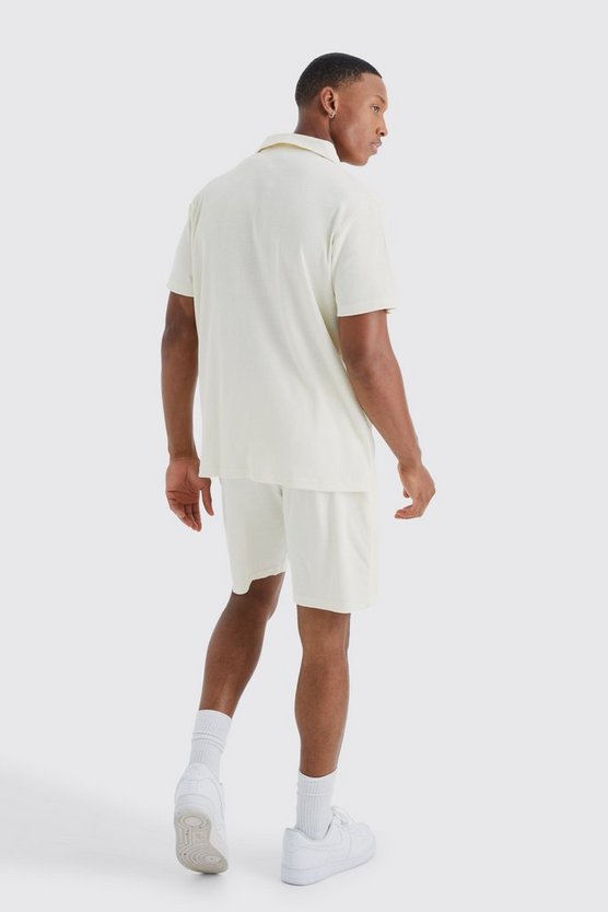 Kurzärmliges geripptes Hemd und Shorts