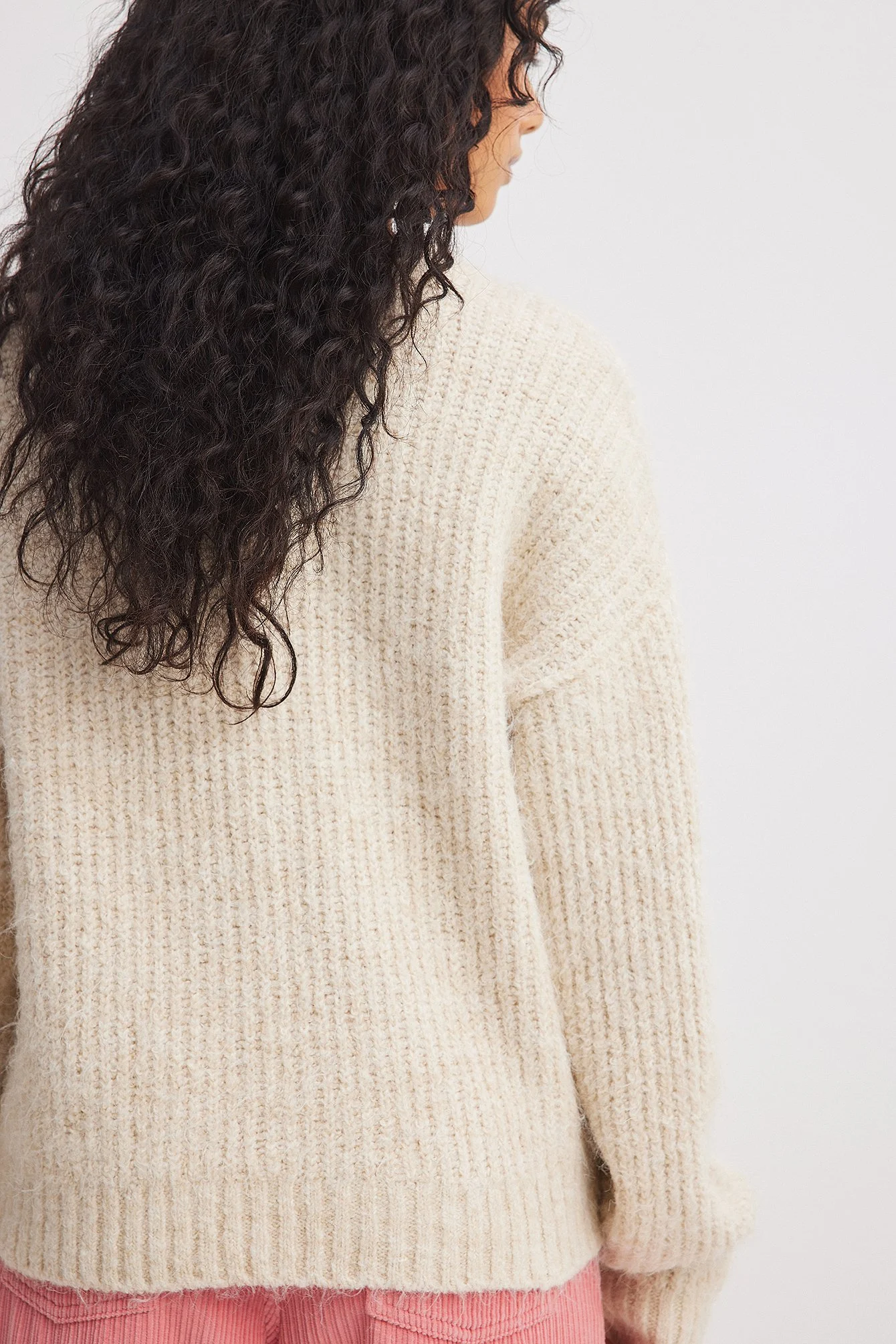 Melierter Strickpullover mit Rundhalsausschnitt