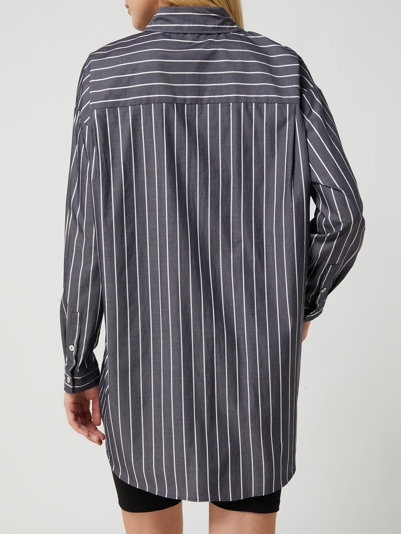 Oversized Bluse mit Nadelstreifen in anthrazit