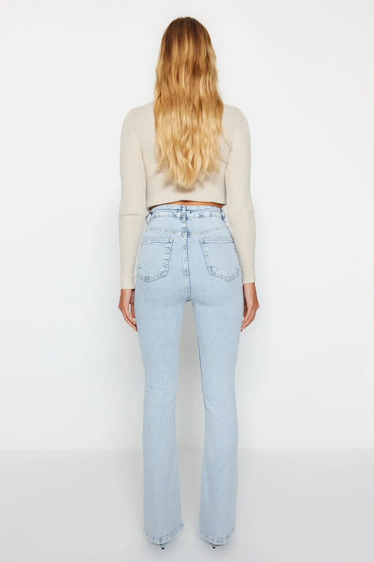 Trendyol Collection  Hellblaue Schlagjeans mit hoher Taille TWOAW24JE00083
