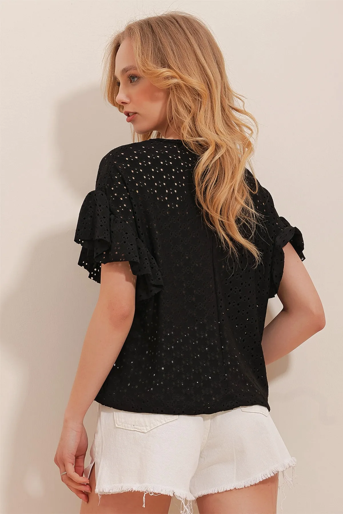 Trend Alaçatı Stili  Schwarze Muschelbluse mit Rundhalsausschnitt für Damen ALC-X10013