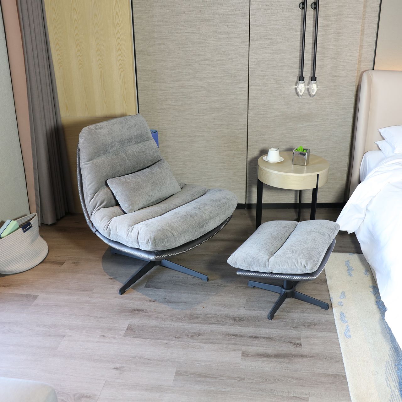 Better Home gepolsterter Drehstuhl, Relaxsessel mit Hocker hellgrau & schwarz