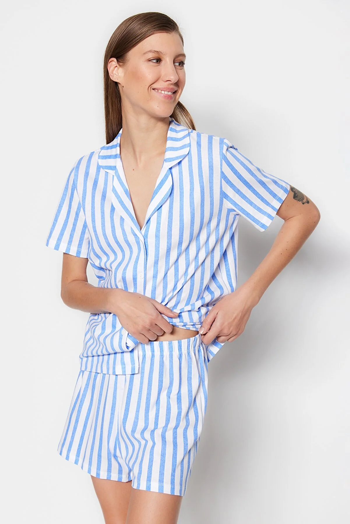 Trendyol Collection  Blaues Pyjama-Set aus gestreiftem Hemd und Shorts aus 100 % Baumwolle THMSS23PT00020