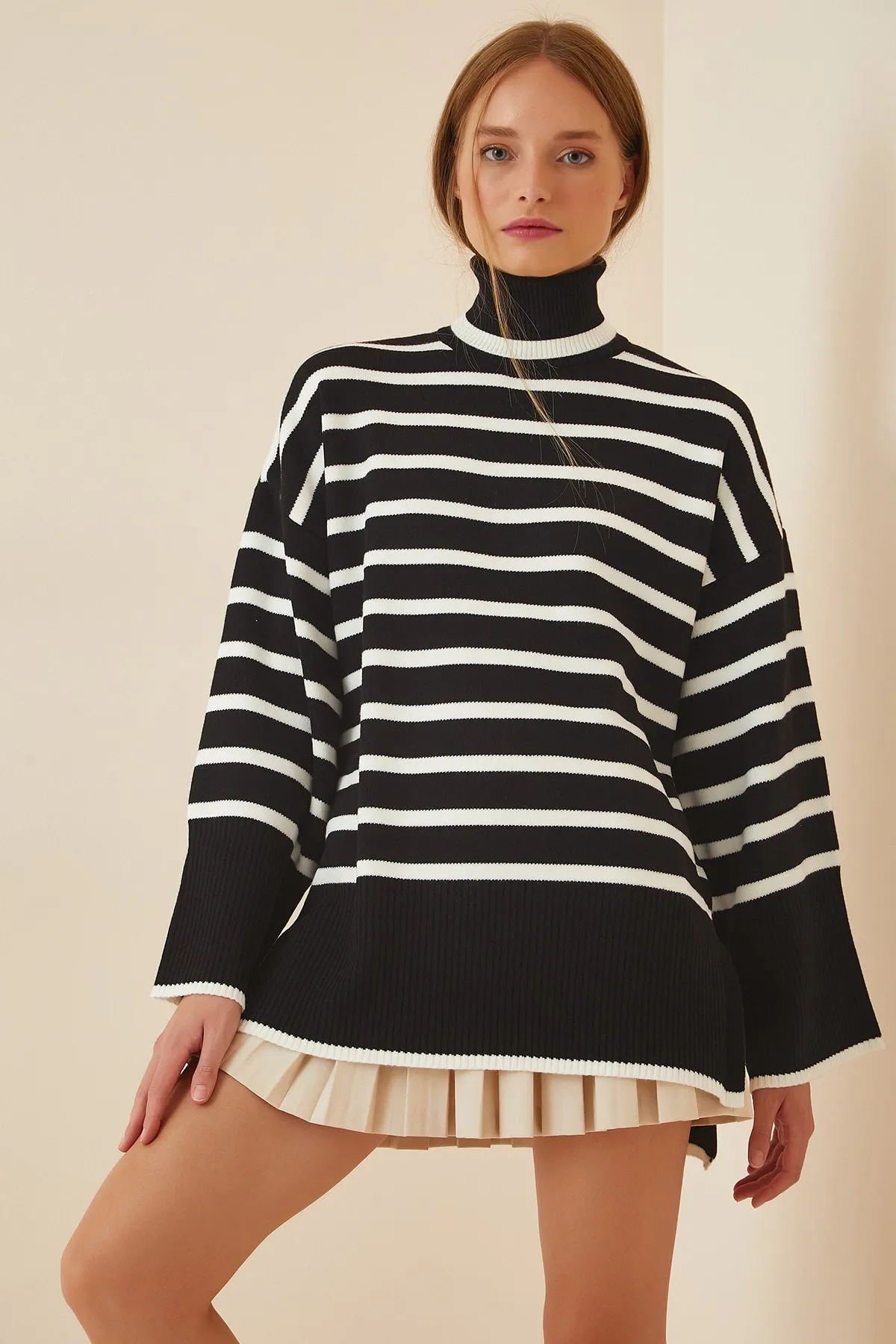 Happiness İstanbul  Schwarz-weiß gestreiftes Oversize-Sweatshirt aus Strick für Damen US00709