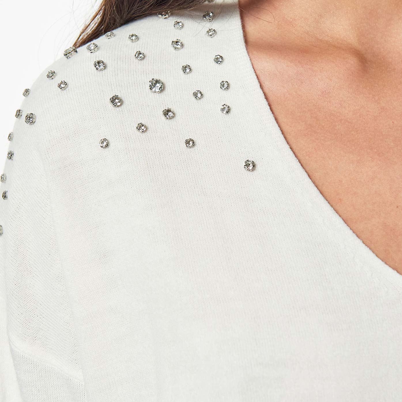 FILE   Pull blanc et strass Femme