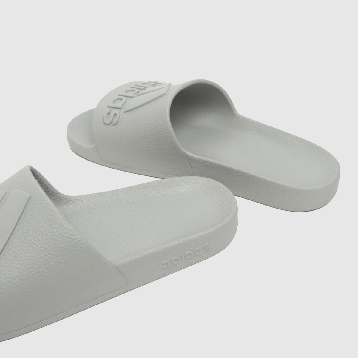 adidas adilette aqua szandál világosszürke színben