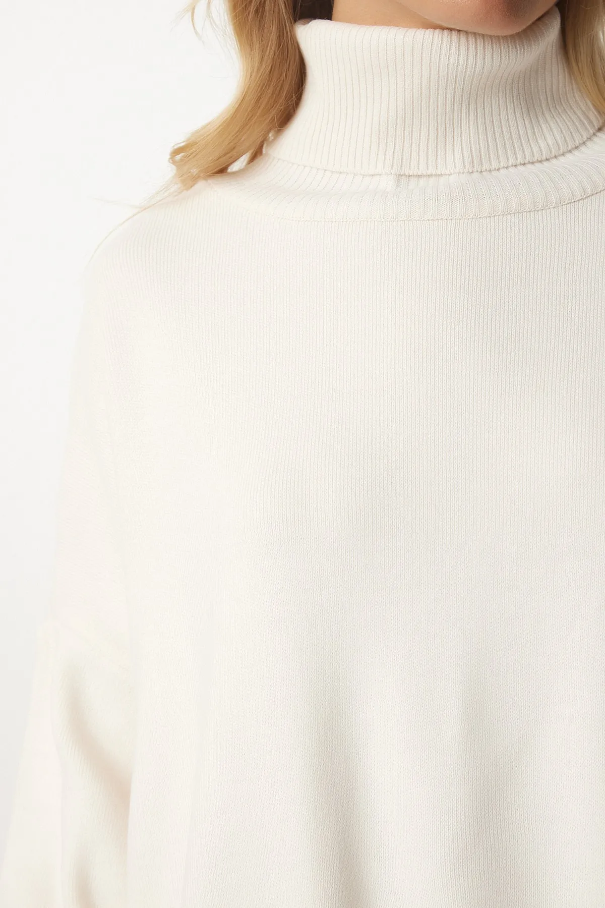 Happiness İstanbul  Cremefarbener Oversize-Rollkragen-Strickpullover für Damen BV00084