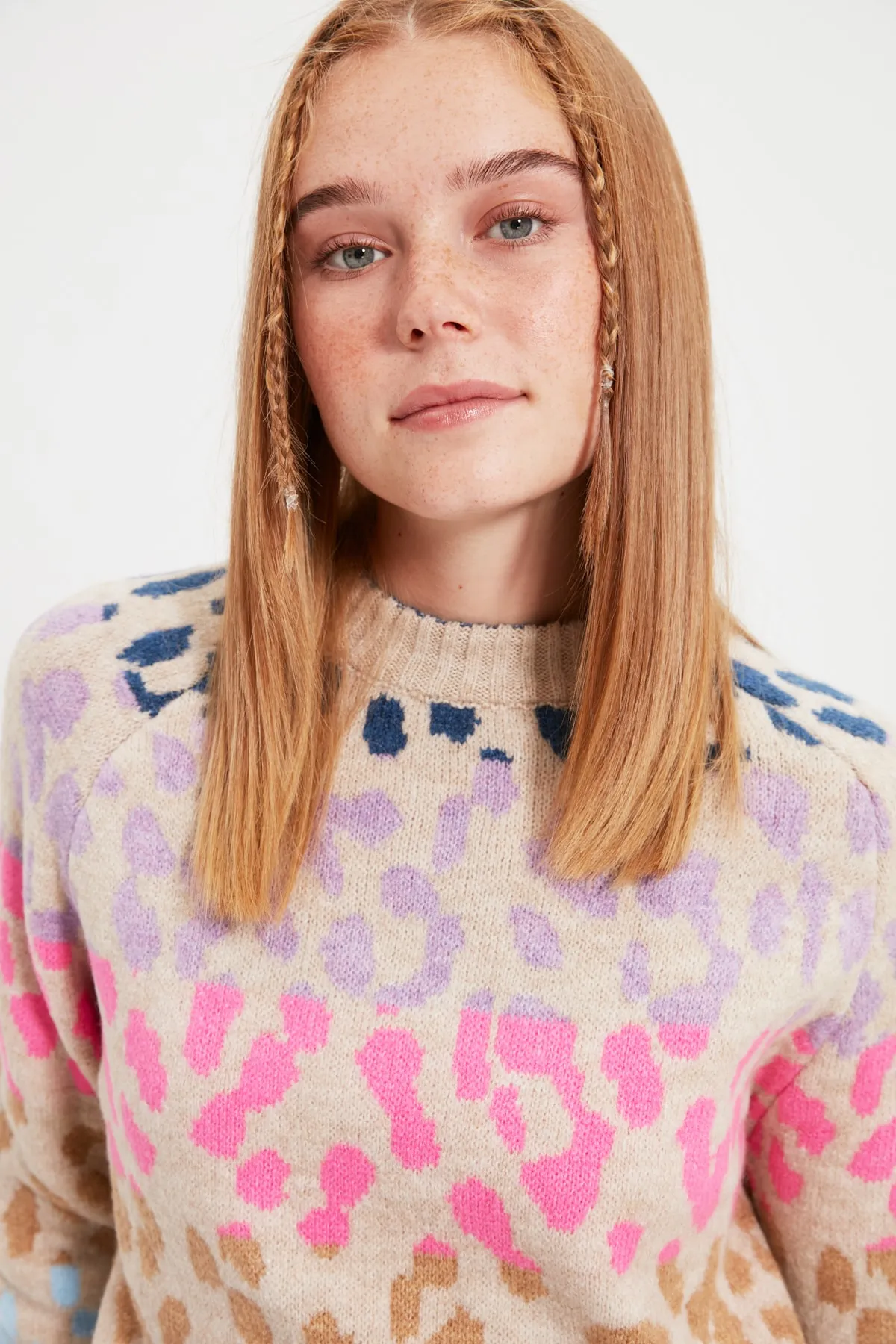 Trendyol Collection  Steiniger, weicher, strukturierter Strickpullover mit Rundhalsausschnitt TWOAW22KZ0427