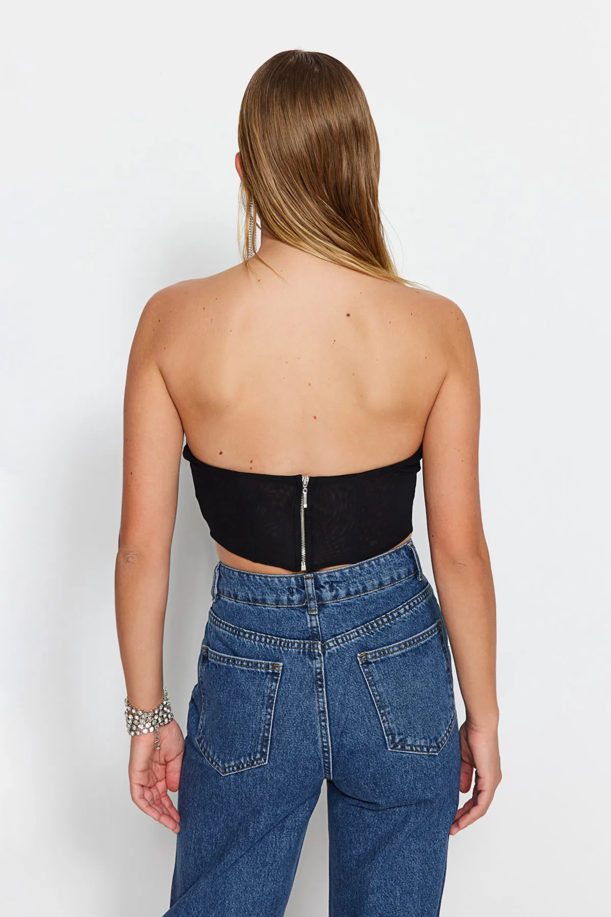 Trendyol Collection  Schwarzes Bustier aus bauchfreiem, gefüttertem Tüll TPRSS23BS00038