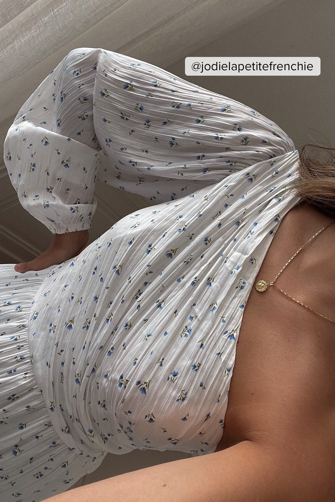 Maxikleid mit einem Ballonärmel