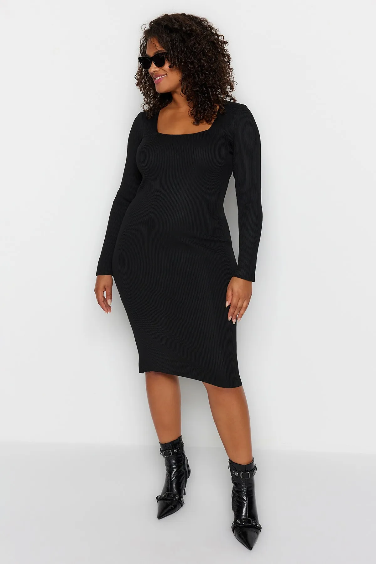 Trendyol Curve  Schwarzes, figurbetontes Strickkleid mit eckigem Kragen TBBAW24AH00005