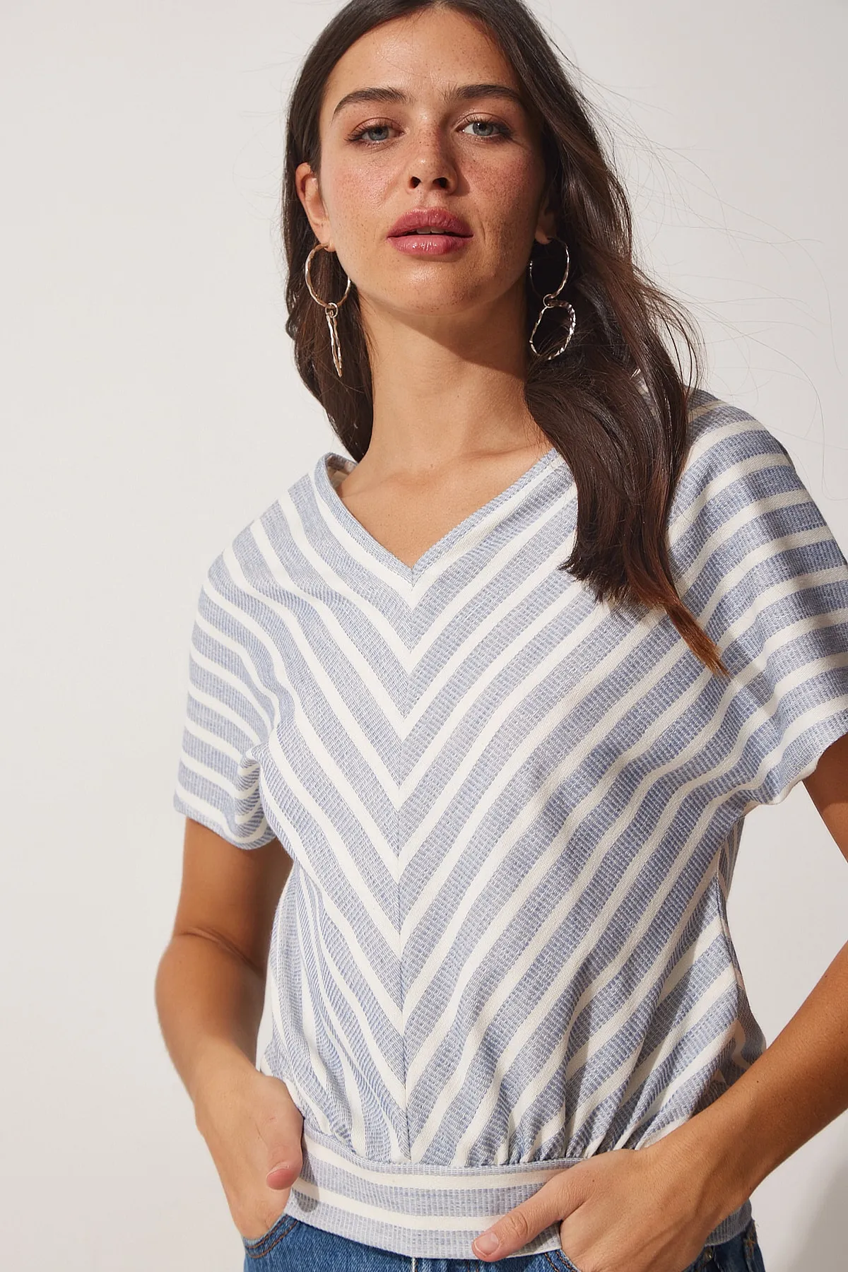 Happiness İstanbul  Hellblau-weiß gestreifte Strickbluse mit V-Ausschnitt für Damen WF00026