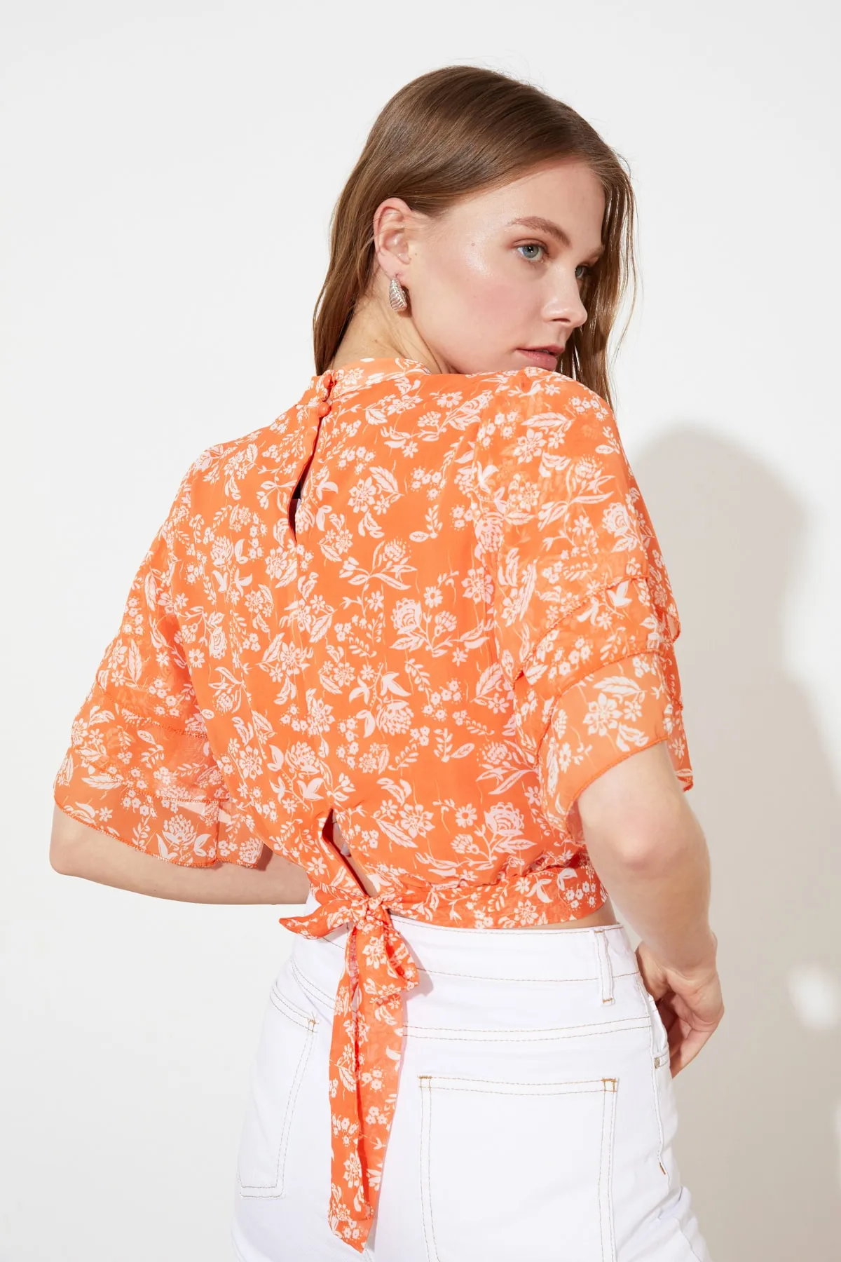 Trendyol Collection  Mehrfarbige Chiffon-Webbluse mit kurzem Rücken und detailliertem Stehkragen TWOSS21BZ0496