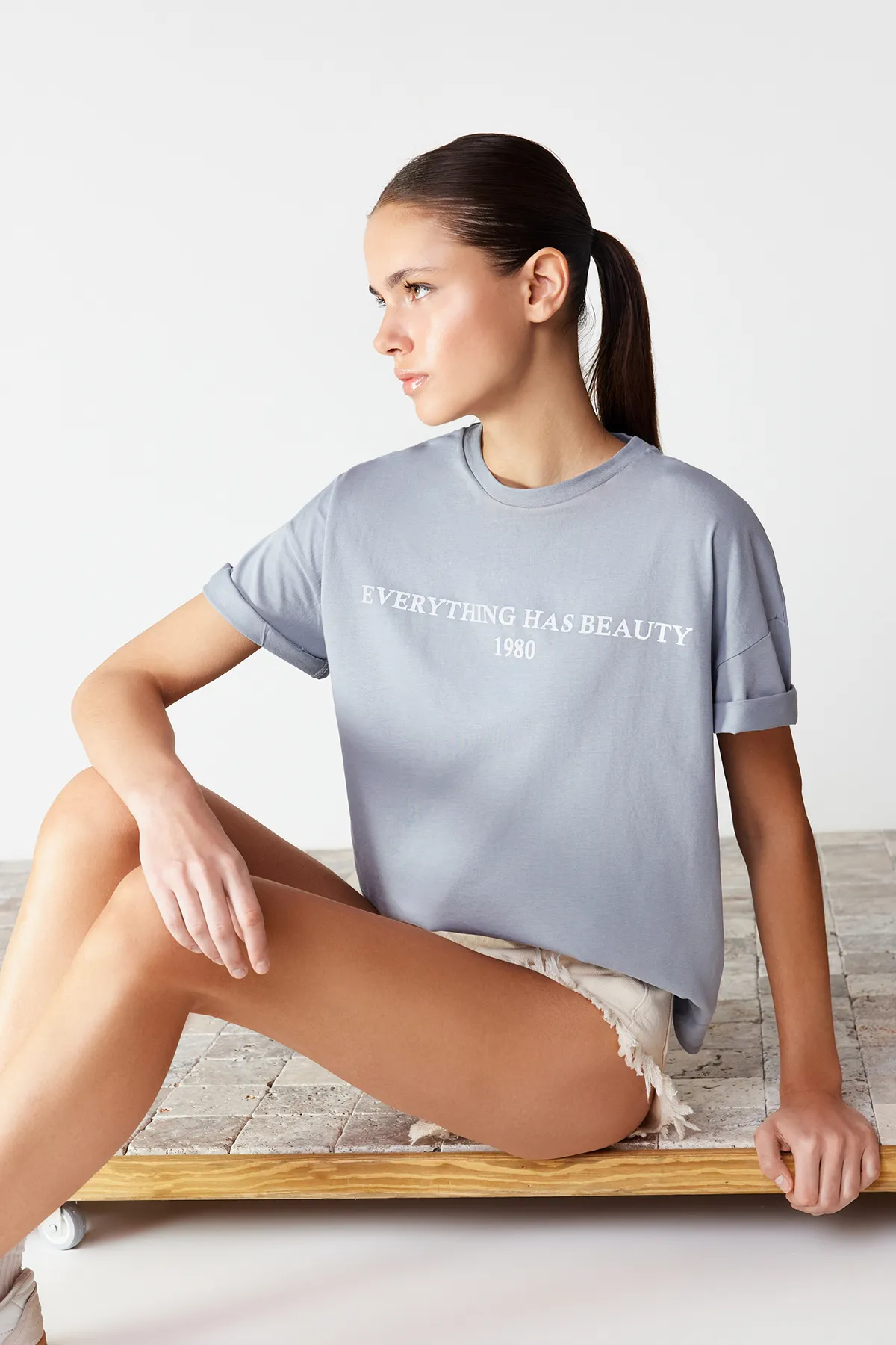 Trendyol Collection  Graues, locker geschnittenes, gestricktes T-Shirt aus 100 % Baumwolle mit Slogan-Aufdruck TWOSS19GH0034