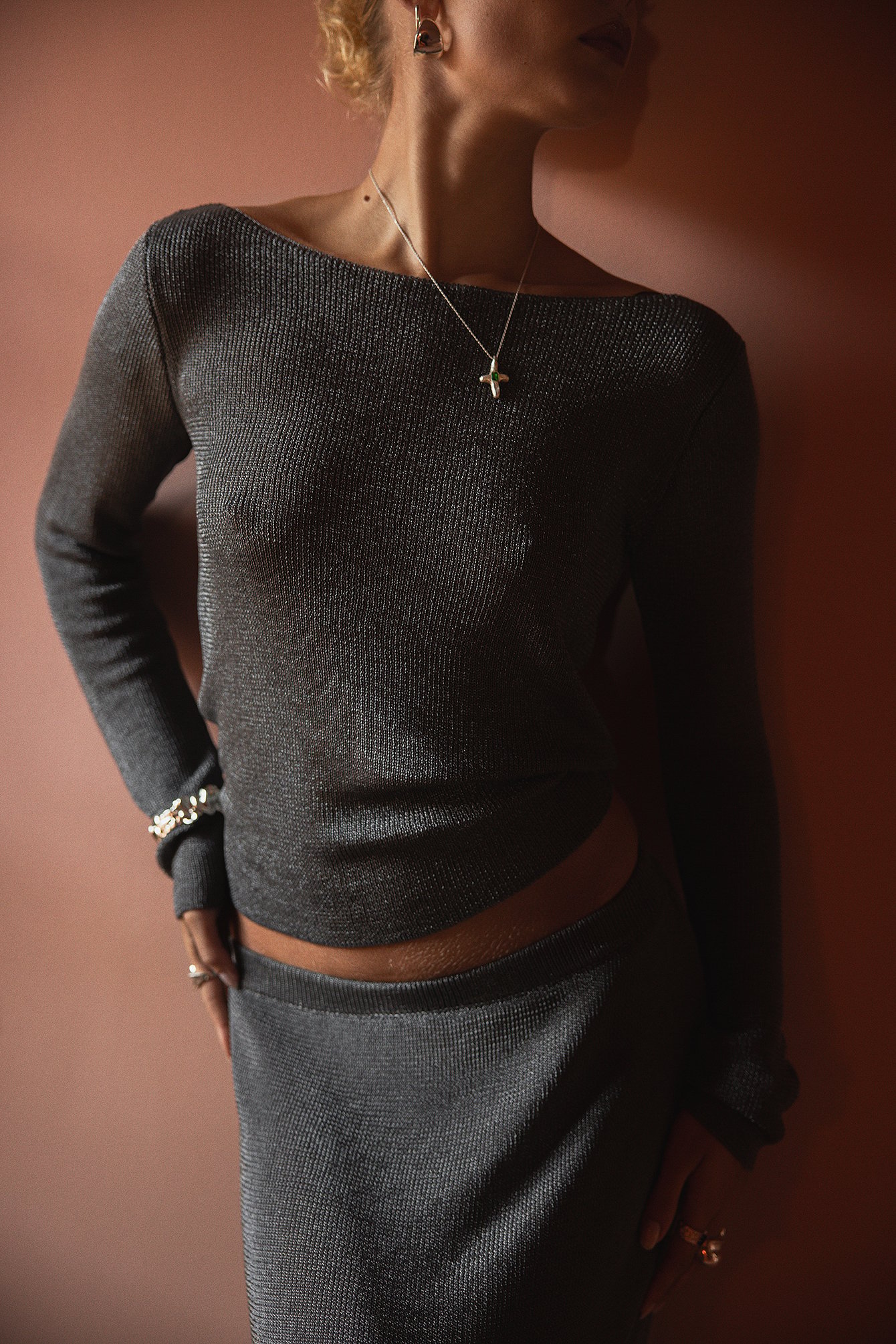 Metallischer Strickpullover mit U-Ausschnitt