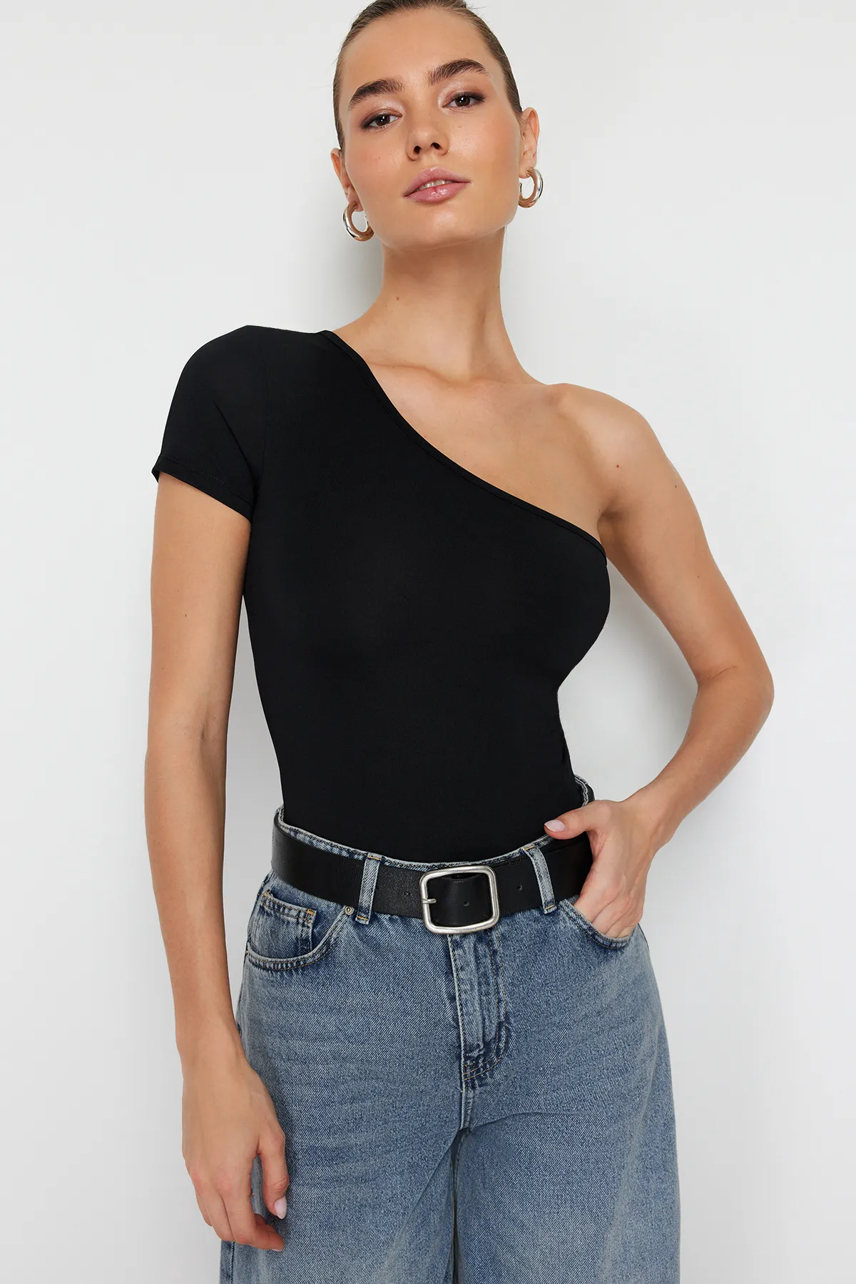 Trendyol Collection  Schwarzer taillierter/körperbetonter asymmetrischer Kragen, einarmiger Druckknopfverschluss, flexibler Strickbody TWOSS24BD00028