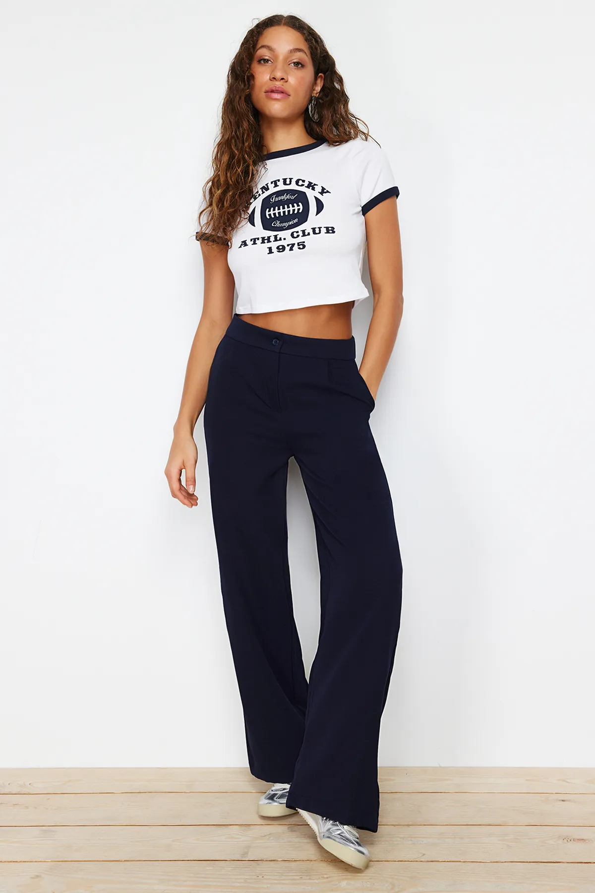 Trendyol Collection  Marineblaue Hose mit weitem Bein TWOAW22PL0139
