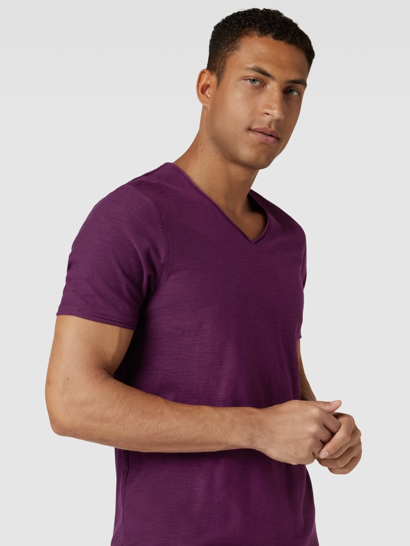 Regular Fit T-Shirt aus Baumwolle mit V-Ausschnitt in aubergine