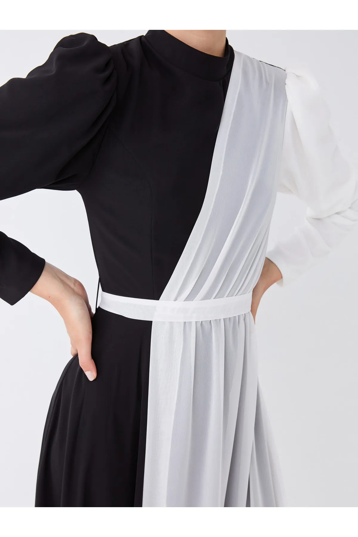 LC Waikiki  Langärmliges Damenkleid mit hohem Kragen und Farbblockdesign