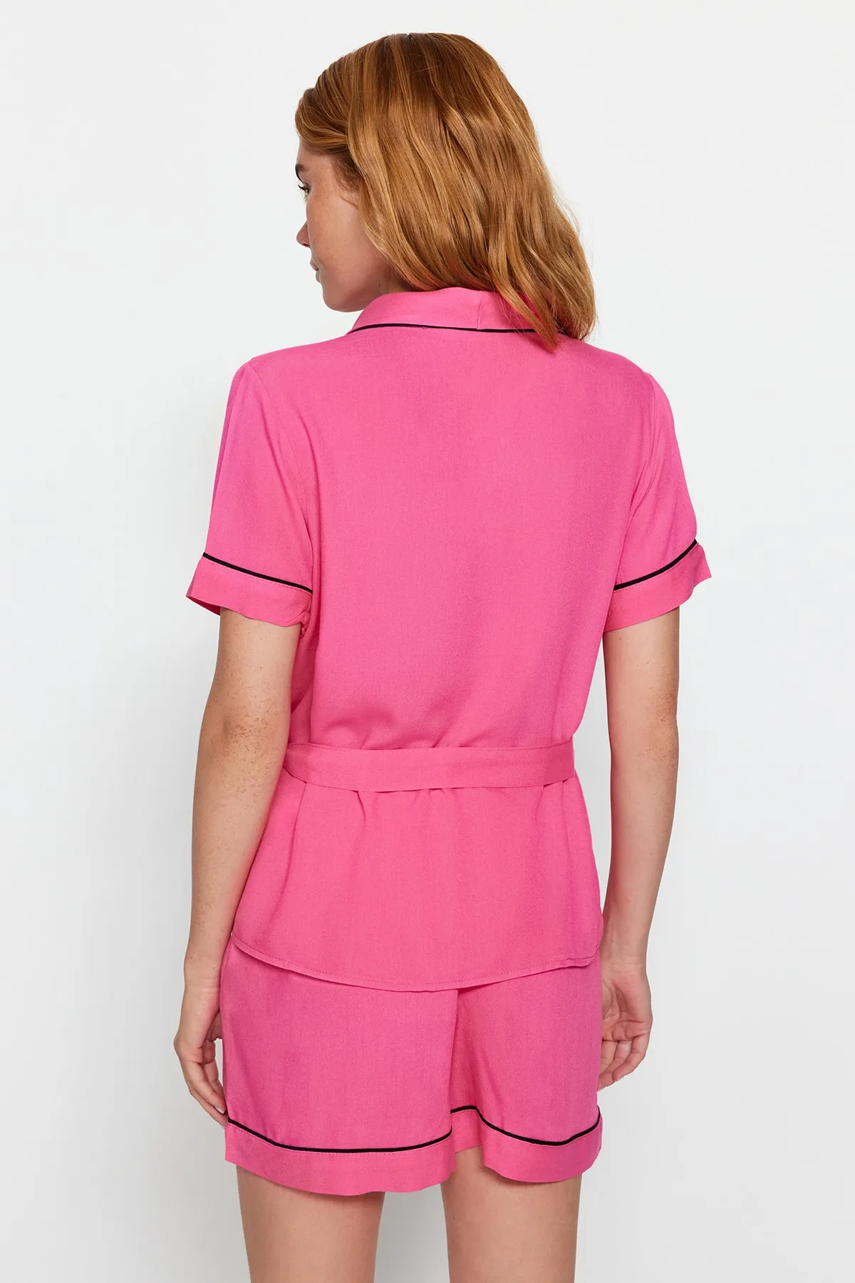 Trendyol Collection  Rosa Pyjama-Set aus Viskose mit Hemd und Shorts und Gürtel sowie Paspelierung THMSS23PT00203