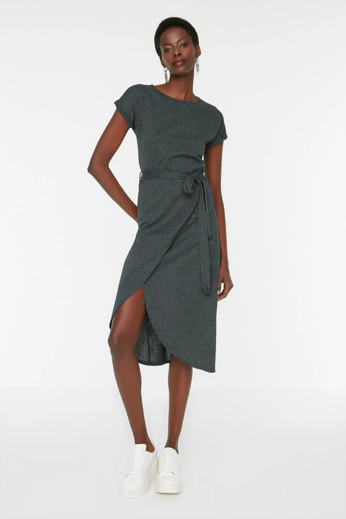 Trendyol Collection  Anthrazitfarbenes, asymmetrisches Midi-Strickkleid mit Krawatte und detaillierter Taillenöffnung/Skater TWOSS19VG0159