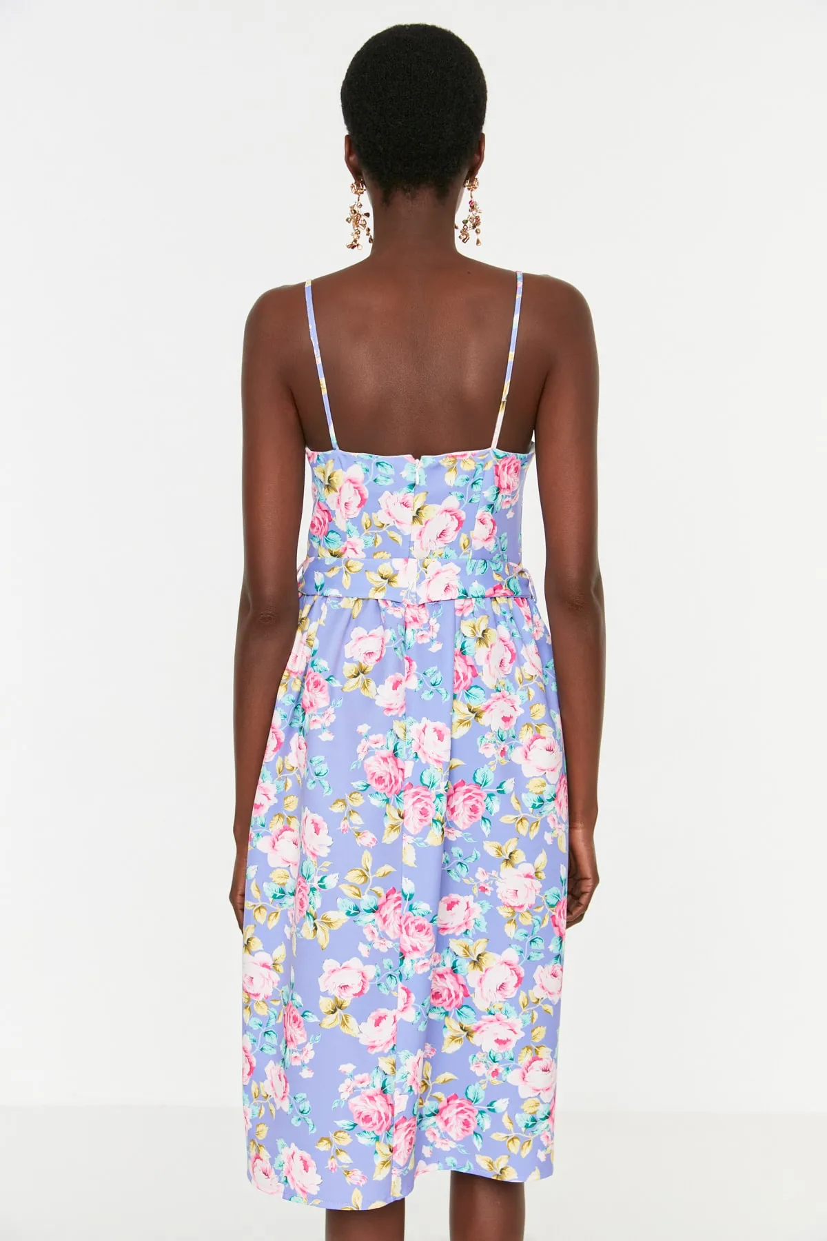 Trendyol Collection  Mehrfarbiges, detailliertes Abendkleid mit Gürtel TPRSS22EL2048