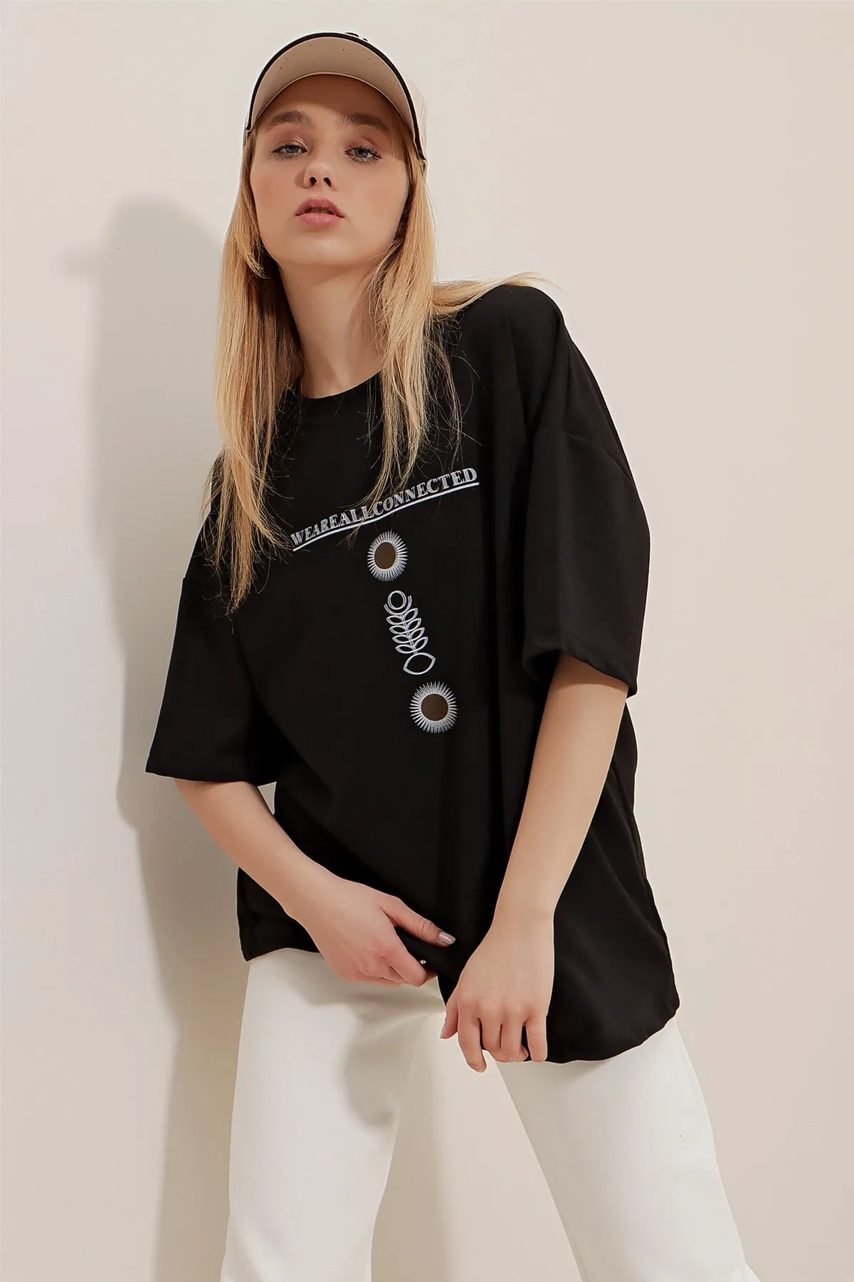Trend Alaçatı Stili  Schwarzes Unisex-T-Shirt in Übergröße mit Rundhalsausschnitt, bedruckt, ALC-X9577