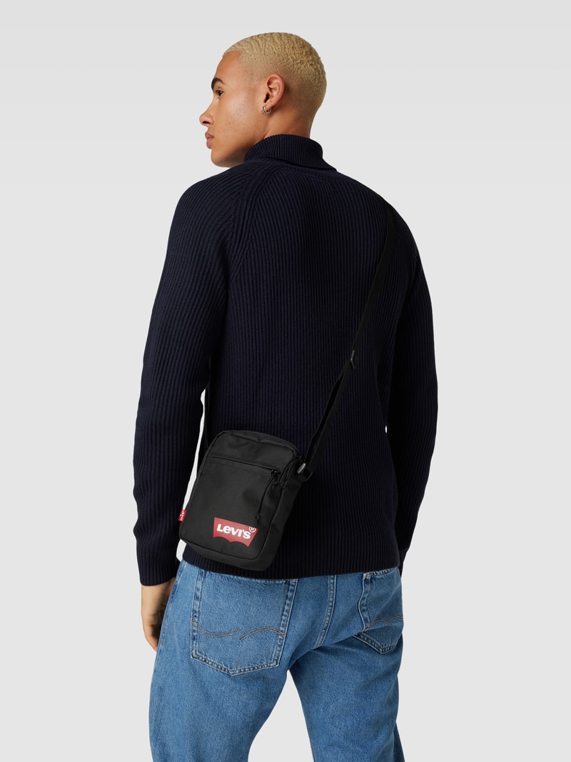 Umhängetasche mit Label-Print in schwarz