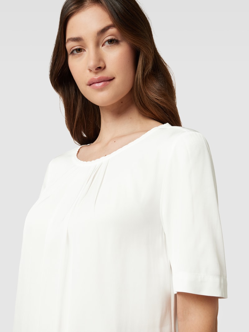 Bluse mit gelegten Falten in weiß