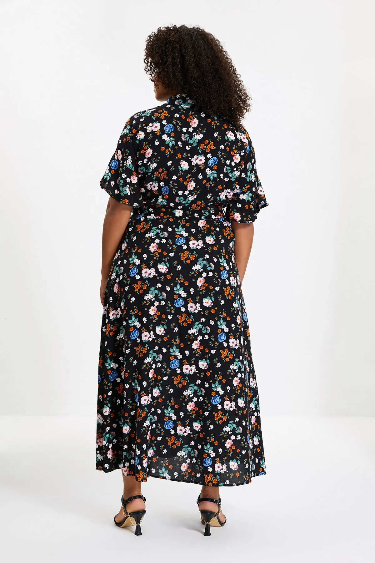 Trendyol Collection  Blaues Maxi-Hemdkleid aus gewebter Viskose mit Blumenmuster und Gürtel TWOSS19EL0094
