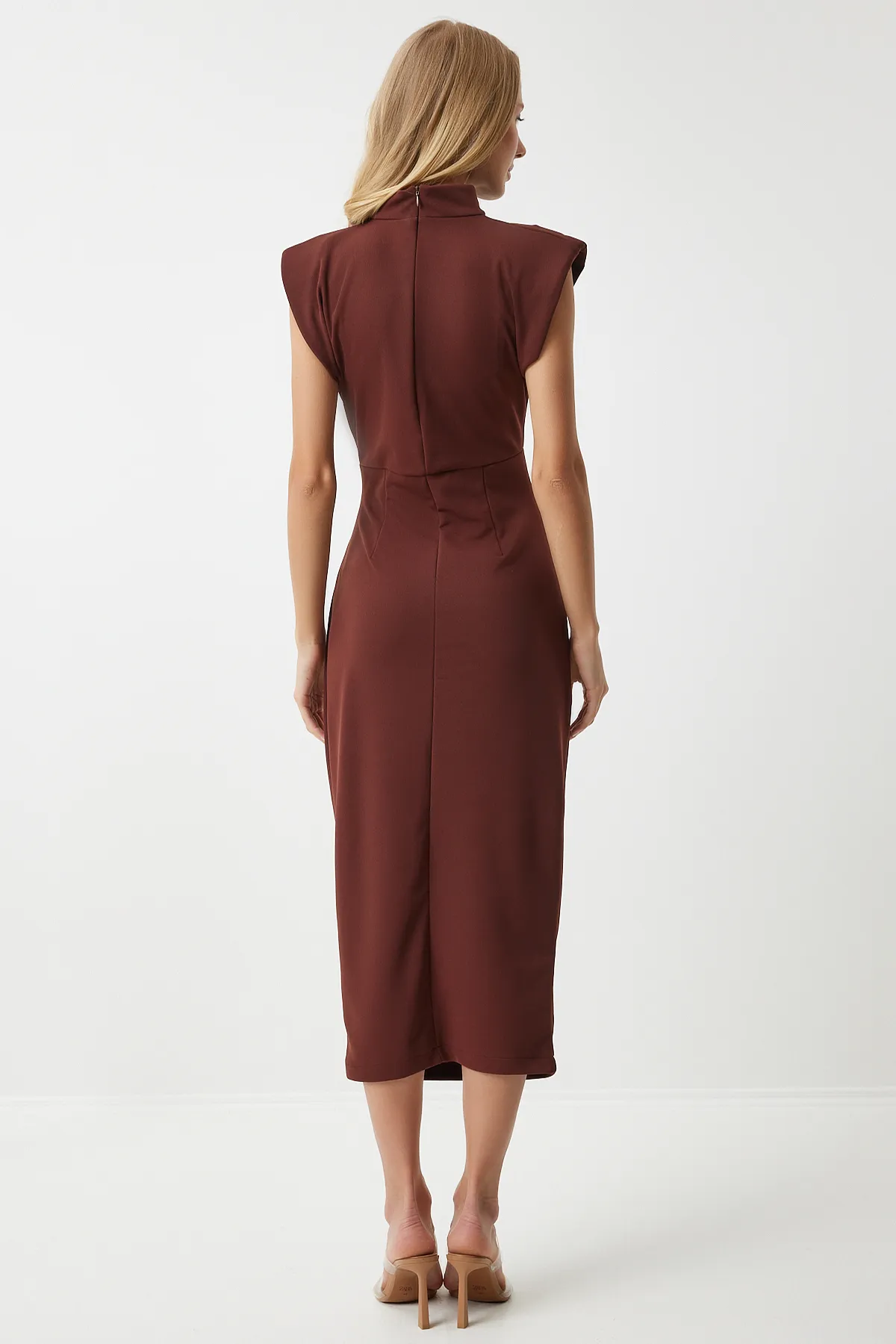 Happiness İstanbul  Braunes Strickkleid mit Brosche und Raffung - DE00029