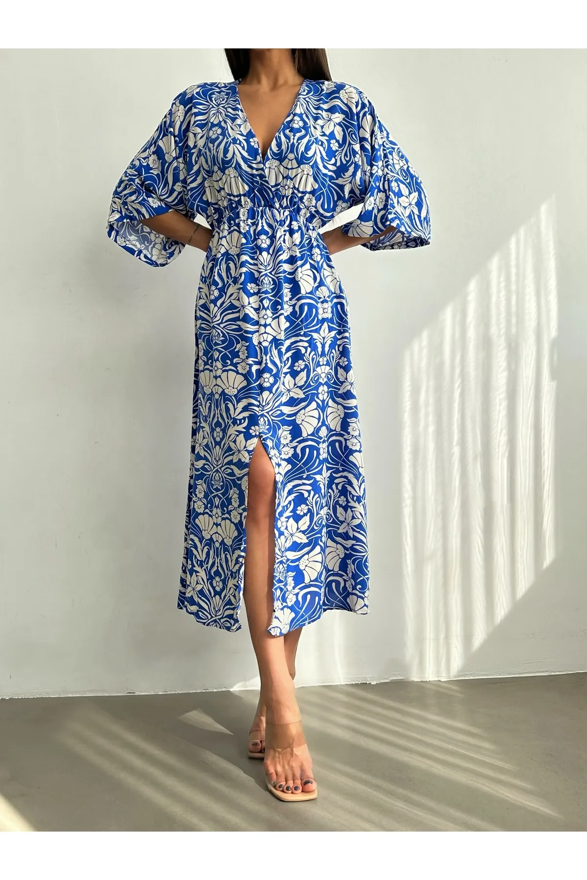 BEJNA  Blaues, zweireihiges, langes Sommerkleid mit Kragen und Schlitz für Damen