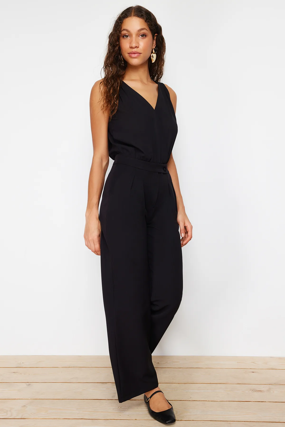 Trendyol Collection  Schwarze gewebte Hose mit weitem Bein und hoher Taille TWOAW22PL0066