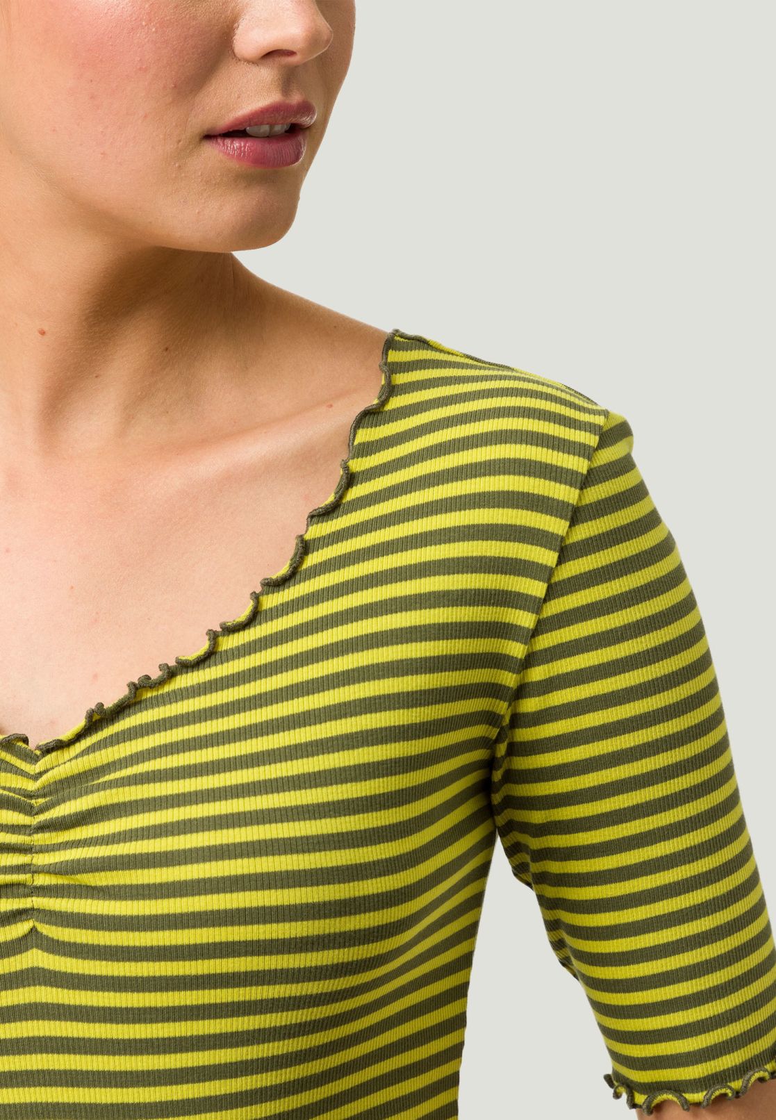 Streifenshirt mit Raffung