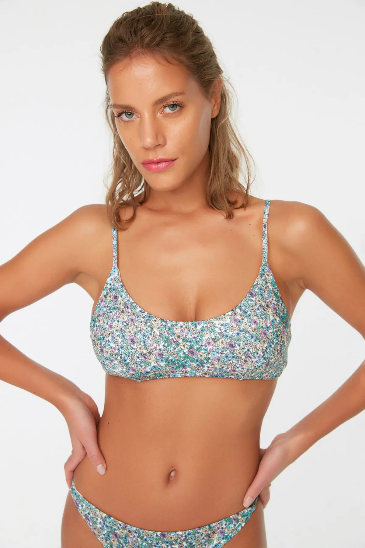 Trendyol Collection  Knuspriges Bikinioberteil mit Blumenmuster TBESS21BU0040